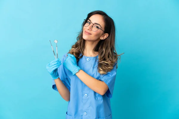 Mulher Dentista Segurando Ferramentas Sobre Isolado Fundo Azul Celebrando Uma — Fotografia de Stock