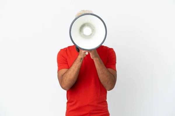 Jonge Colombiaanse Knappe Man Geïsoleerd Witte Achtergrond Schreeuwen Door Een — Stockfoto