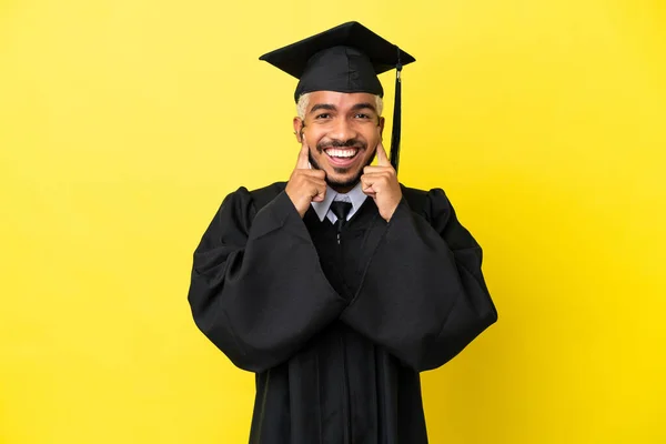Junger Kolumbianischer Universitätsabsolvent Isoliert Auf Gelbem Hintergrund Lächelnd Mit Fröhlichem — Stockfoto
