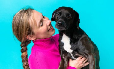 Köpeğiyle izole edilmiş geçmişi olan beyaz bir kadın.