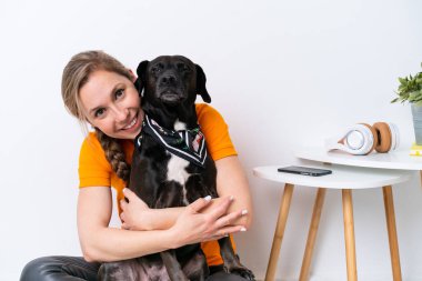 Köpeğiyle izole edilmiş geçmişi olan beyaz bir kadın.