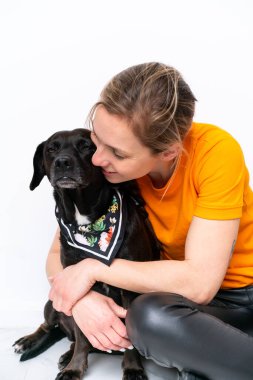 Köpeğiyle izole edilmiş geçmişi olan beyaz bir kadın.