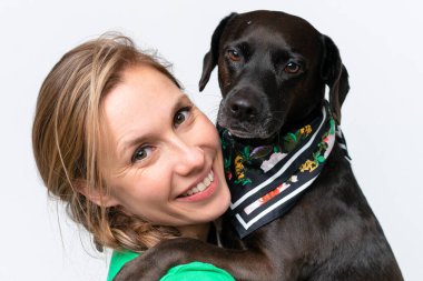 Köpeğiyle izole edilmiş geçmişi olan beyaz bir kadın.