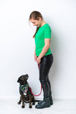 Beyaz arka planda izole edilmiş, sürekli gülümseyen bir kız.