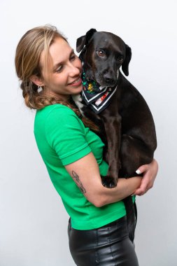 Köpeğiyle izole edilmiş geçmişi olan beyaz bir kadın.