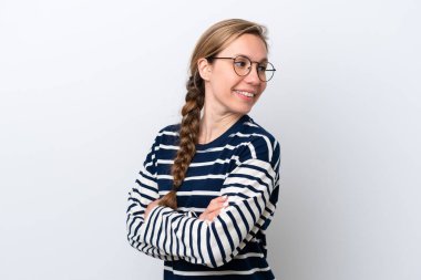 Beyaz arka planda soyutlanmış, kolları bağlı ve mutlu beyaz bir kadın.