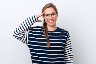 Beyaz arka planda izole edilmiş beyaz bir kadın. Mutlu bir ifadeyle selamlıyor.