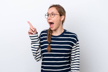 Beyaz arka planda izole edilmiş genç beyaz kadın çözümü bulmak için parmağını kaldırıyor.