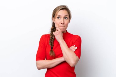 Beyaz arka planda soyutlanmış beyaz bir kadın. Şüpheleri ve düşünceleri var.