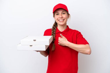 İş üniformalı bir pizzacı kadın beyaz arka planda izole edilmiş pizza kutularını topluyor.