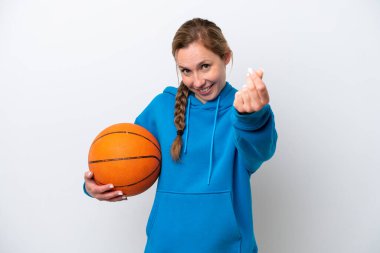 Beyazların arka planında izole bir şekilde basketbol oynayan beyaz kadın para hareketi yapıyor.