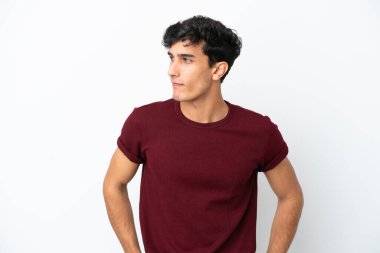 Arjantinli genç bir adam beyaz arka planda izole edilmiş.