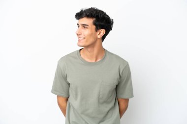 Beyaz arka planda izole edilmiş genç Arjantinli adam.