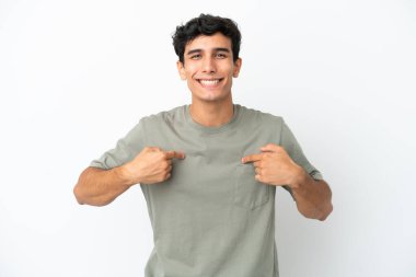 Arjantinli genç bir adam beyaz arka planda yalıtılmış ve şaşırmış bir yüz ifadesi var.