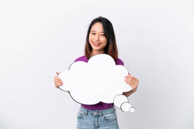 Beyaz arka planda izole edilmiş genç Vietnamlı bir kadın düşünce balonu tutuyor.