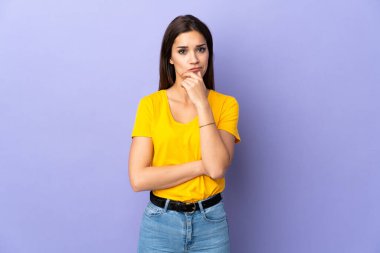 Tecrit edilmiş geçmişi olan beyaz bir kadın.