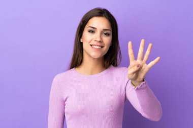 Soyutlanmış geçmişi olan beyaz bir kadın mutlu ve parmakları olan dört kişi sayıyor.