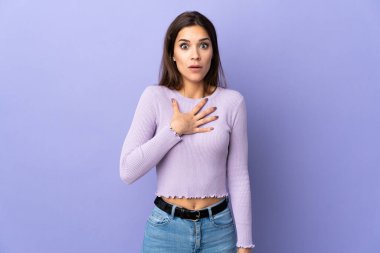 Kafkas kökenli genç bir kadın şaşırmış ve şaşırmış görünüyor.