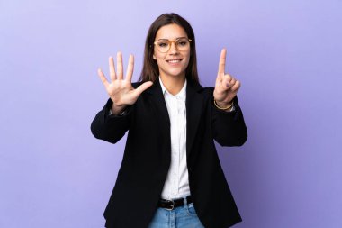 Mor arka planda izole edilmiş iş kadını parmaklarıyla altısını sayıyor