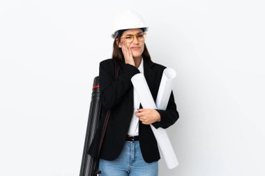 Miğferli, beyaz, genç bir kadın izole edilmiş arka planda mutsuz ve hayal kırıklığına uğramış planlar tutuyor.