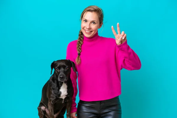 Junge Kaukasische Frau Mit Hund Auf Blauem Hintergrund Lächelnd Und — Stockfoto