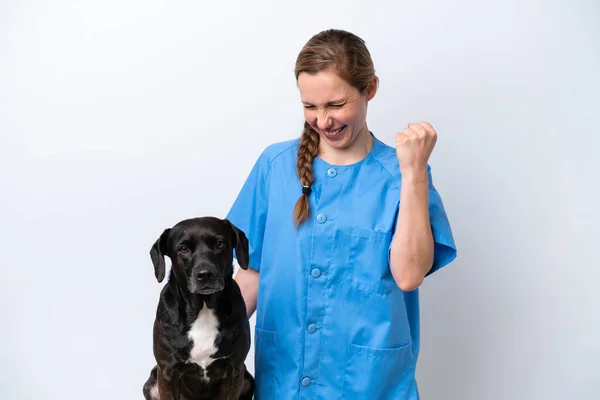 Köpekli Genç Bir Veteriner Kadın Beyaz Arka Planda Zaferi Kutluyor — Stok fotoğraf