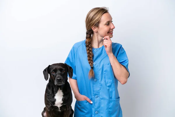 Молодая Ветеринар Женщина Собакой Изолированы Белом Фоне Думая Идея Глядя — стоковое фото