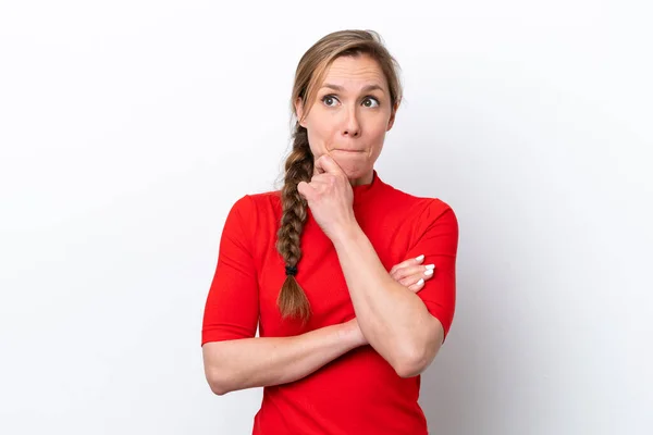 Jonge Kaukasische Vrouw Geïsoleerd Witte Achtergrond Met Twijfels Denken — Stockfoto