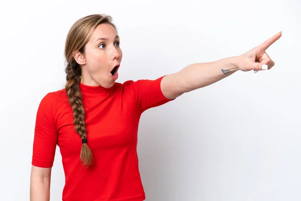 Mujer Joven Caucásica Aislada Sobre Fondo Blanco Apuntando Hacia Afuera — Foto de Stock