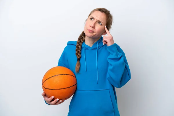 Молода Біла Жінка Грає Баскетбол Ізольовано Білому Тлі Має Сумніви — стокове фото