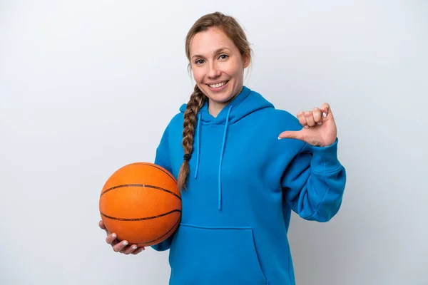 Jonge Kaukasische Vrouw Spelen Basketbal Geïsoleerd Witte Achtergrond Trots Zelfvoldaan — Stockfoto