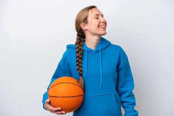Mladá Běloška Žena Hraje Basketbal Izolované Bílém Pozadí Smíchem — Stock fotografie