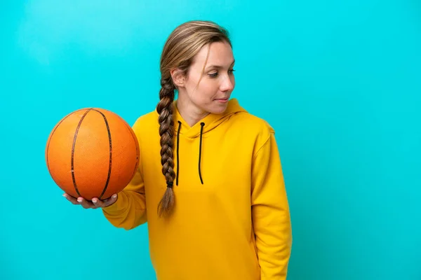 Jonge Kaukasische Vrouw Geïsoleerd Blauwe Achtergrond Spelen Basketbal — Stockfoto