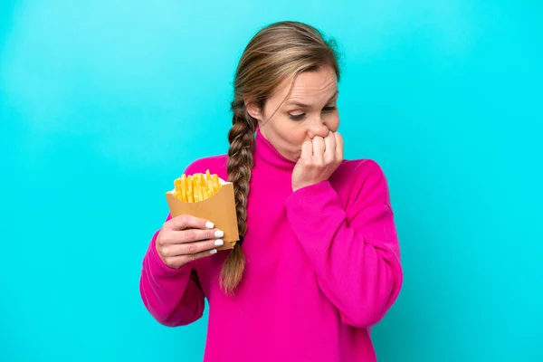 Young Caucasian Woman Holding Fried Chips Isolated Blue Background Having — Fotografia de Stock