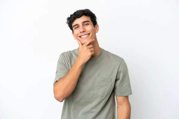 若いアルゼンチン人男性は白い背景に幸せと笑顔で隔離された — ストック写真