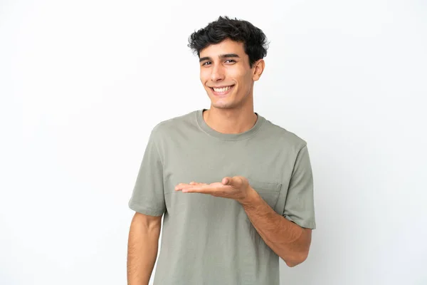 Mladý Argentinský Muž Izolovaný Bílém Pozadí Představuje Nápad Zároveň Usmívá — Stock fotografie