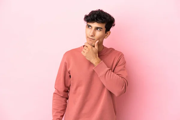 Молодой Аргентинский Мужчина Изолирован Розовом Фоне Думая Идее Глядя Вверх — стоковое фото