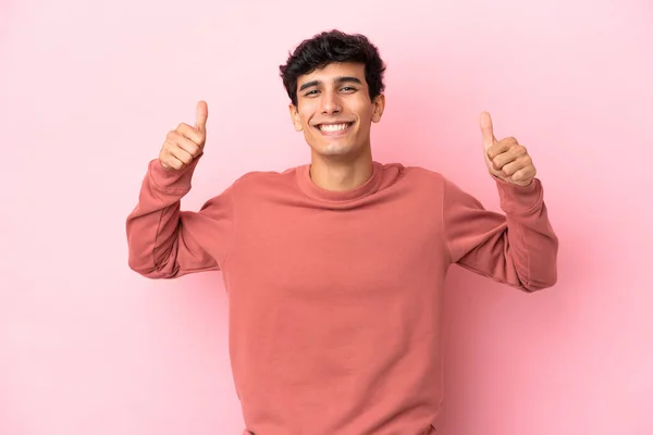 Молодой Аргентинский Мужчина Изолирован Розовом Фоне Показывая Большой Палец Вверх — стоковое фото