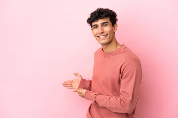 Junger Argentinischer Mann Isoliert Auf Rosa Hintergrund Der Die Hände — Stockfoto