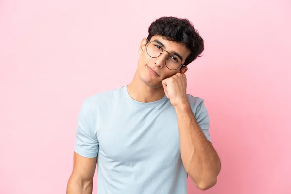 Arjantinli Genç Bir Adam Pembe Arka Planda Gözlüklü Üzgün Bir — Stok fotoğraf