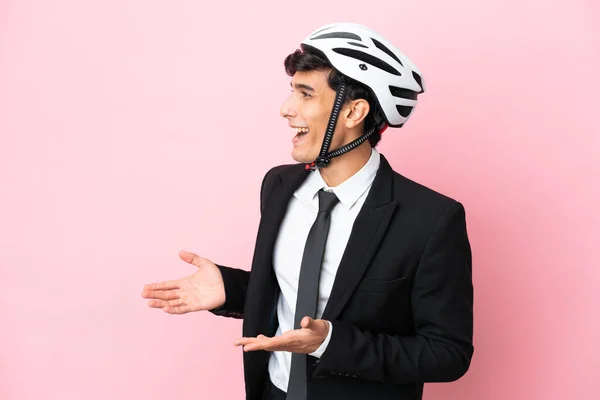 Аргентинський Бізнесмен Велосипедними Шоломами Рожевому Фоні — стокове фото