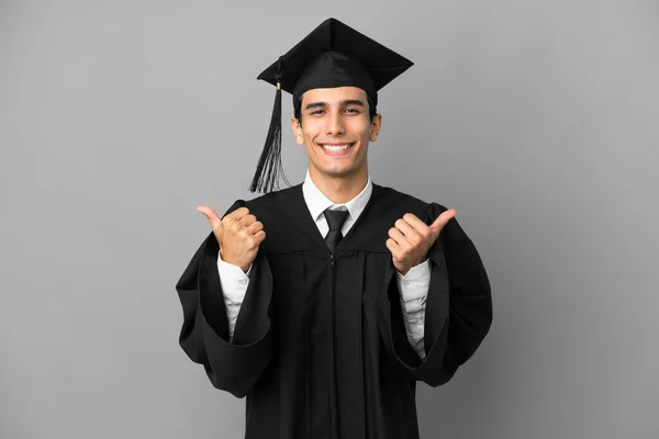 Jonge Argentijnse Universiteit Afgestudeerde Geïsoleerd Grijze Achtergrond Met Duimen Omhoog — Stockfoto