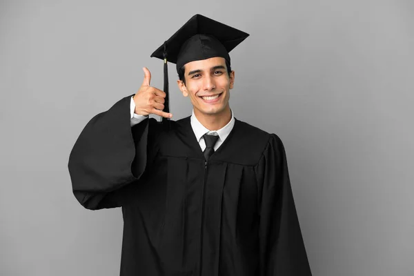 Νεαρός Αργεντινός Απόφοιτος Πανεπιστημίου Απομονωμένος Γκρίζο Φόντο Κάνοντας Τηλεφωνική Χειρονομία — Φωτογραφία Αρχείου