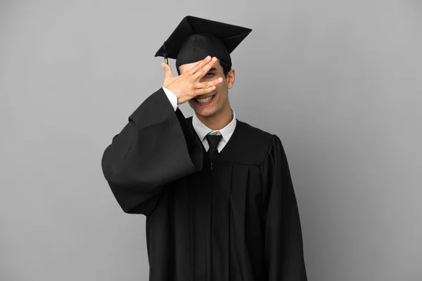 Jonge Argentijnse Universiteit Afgestudeerde Geïsoleerd Grijze Achtergrond Bedekken Ogen Door — Stockfoto