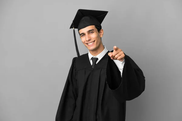 Jonge Argentijnse Universitair Afgestudeerde Geïsoleerd Grijze Achtergrond Wijst Vinger Naar — Stockfoto