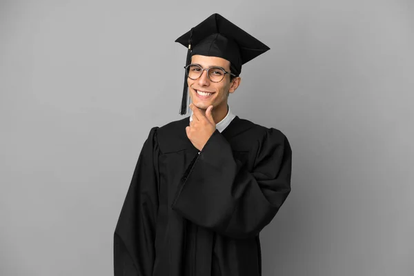 Jonge Argentijnse Universiteit Afgestudeerd Geïsoleerd Grijze Achtergrond Met Bril Glimlach — Stockfoto