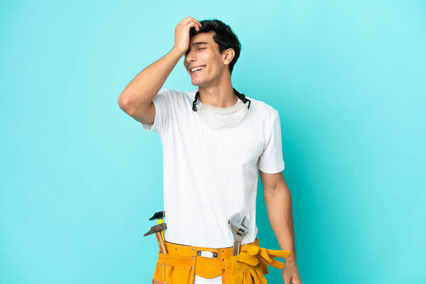 Молодой аргентинский электрик, изолированный на синем фоне, кое-что понял и намеревался решить
