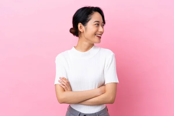 Giovane Donna Vietnamita Isolata Sfondo Rosa Felice Sorridente — Foto Stock