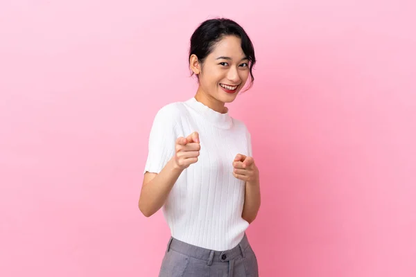 Jeune Femme Vietnamienne Isolée Sur Fond Rose Surprise Pointant Devant — Photo