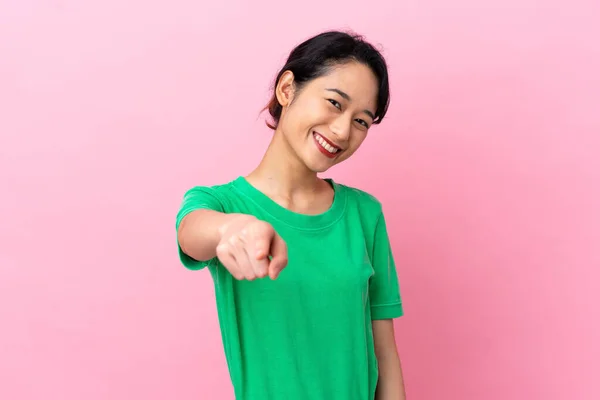 Jeune Femme Vietnamienne Isolée Sur Fond Rose Pointant Devant Avec — Photo